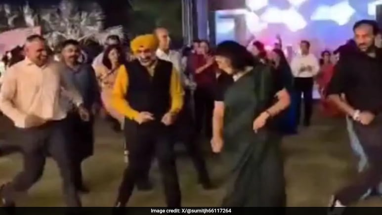 Video: Air Force Chief Amar Preet Singh Steals Hearts With 'Hawan Karenge' Dance Video: Air Force Chief Amar Preet Singh Steals Hearts With 'Hawan Karenge' Dance