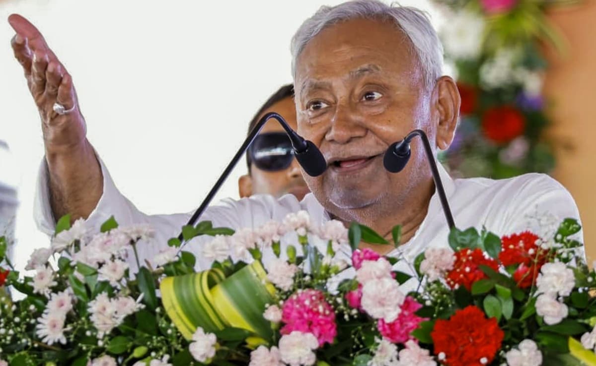 नीतीश कुमार की राजनीति संतुलन वाली रही है, लेकिन बार-बार बीजेपी से हाथ मिलाने से इस छवि को नुकसान पहुंच रहा है. नीतीश कुमार की राजनीति संतुलन वाली रही है, लेकिन बार-बार बीजेपी से हाथ मिलाने से इस छवि को नुकसान पहुंच रहा है.