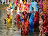 लोक आस्था के पर्व छठ पर अस्ताचलगामी सूर्य को दिया जा रहा अर्घ्य, घाटों पर उमड़े श्रद्धालु लोक आस्था के पर्व छठ पर अस्ताचलगामी सूर्य को दिया जा रहा अर्घ्य, घाटों पर उमड़े श्रद्धालु