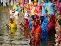 लोक आस्था के पर्व छठ पर महिलाओं ने अस्ताचलगामी सूर्य को दिया अर्घ्य, घाटों पर उमड़े श्रद्धालु लोक आस्था के पर्व छठ पर महिलाओं ने अस्ताचलगामी सूर्य को दिया अर्घ्य, घाटों पर उमड़े श्रद्धालु