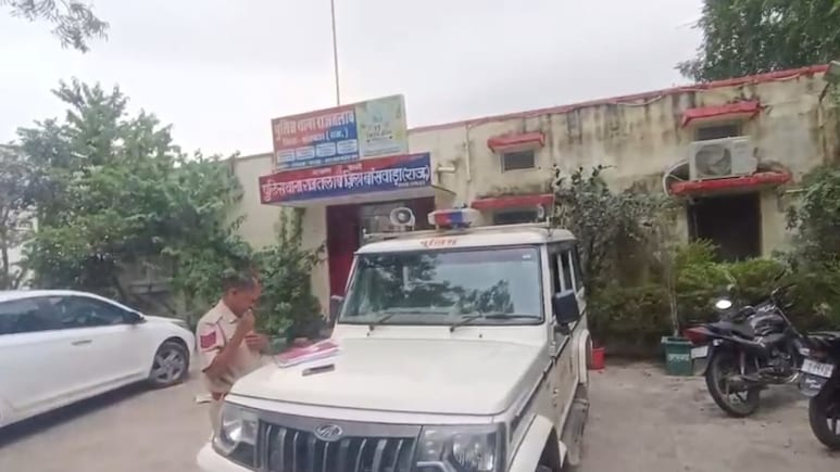 व्यापारी के मुंशी ने बैंक से निकाले 9 लाख रुपये, 8 मिनट में हुए गायब; सुनाई लूट की कहानी  व्यापारी के मुंशी ने बैंक से निकाले 9 लाख रुपये, 8 मिनट में हुए गायब; सुनाई लूट की कहानी