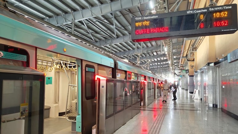 Mumbai Metro 3 : अत्याधुनिक मुंबई मेट्रो 3 झाली 'नेटवर्कलेस'; मोबाईल-ATM ठप्प! मग तिकीट काढायचे तरी कसे? Mumbai Metro 3 : अत्याधुनिक मुंबई मेट्रो 3 झाली 'नेटवर्कलेस'; मोबाईल-ATM ठप्प! मग तिकीट काढायचे तरी कसे?