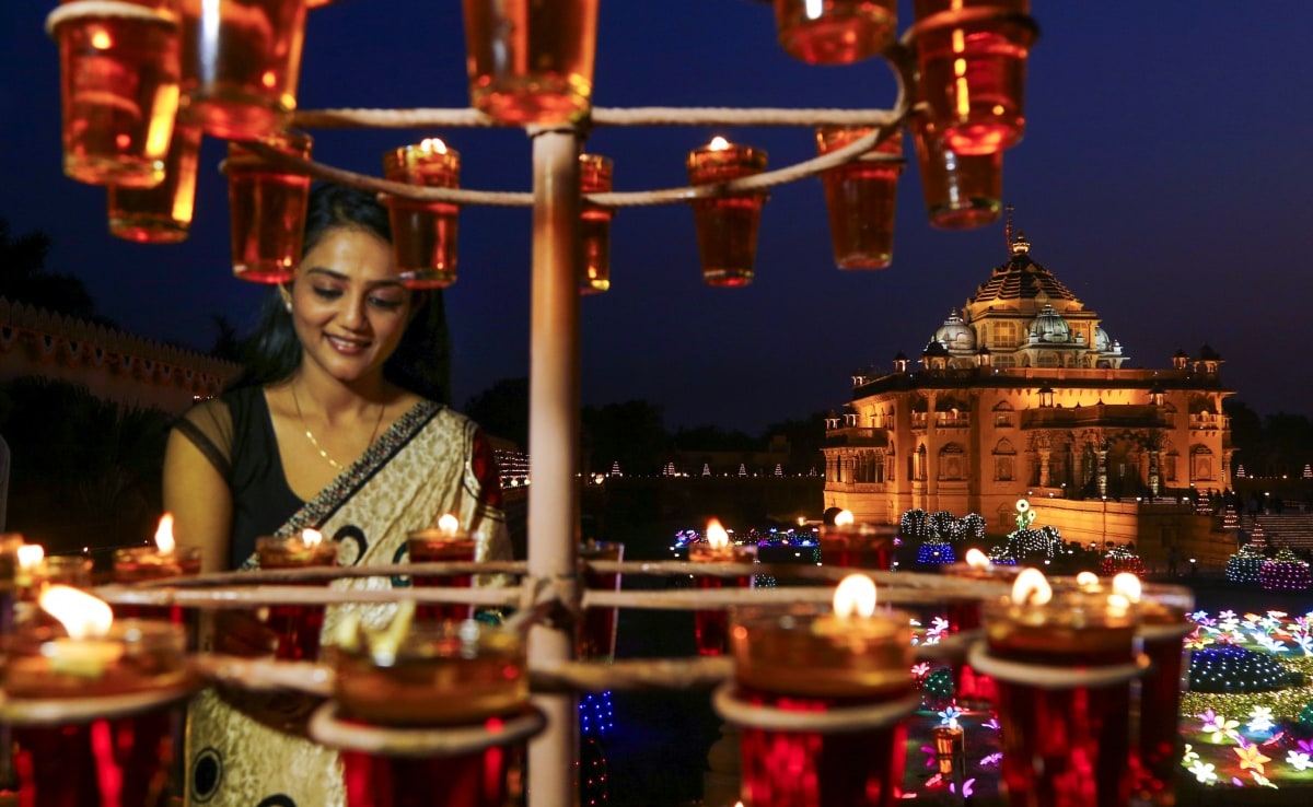 दिवाली पर अंधकार को मिटाने के लिए दीये रोशन किए जाते हैं. दिवाली पर अंधकार को मिटाने के लिए दीये रोशन किए जाते हैं.