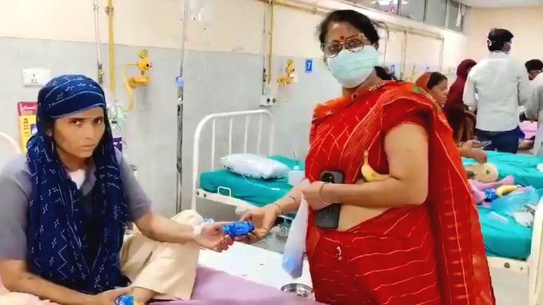 कैंसर पीड़ित को बीजेपी कार्यकर्ता ने दिया बिस्किट, फोटो खिंचते ही वापस लिया, देखें VIDEO