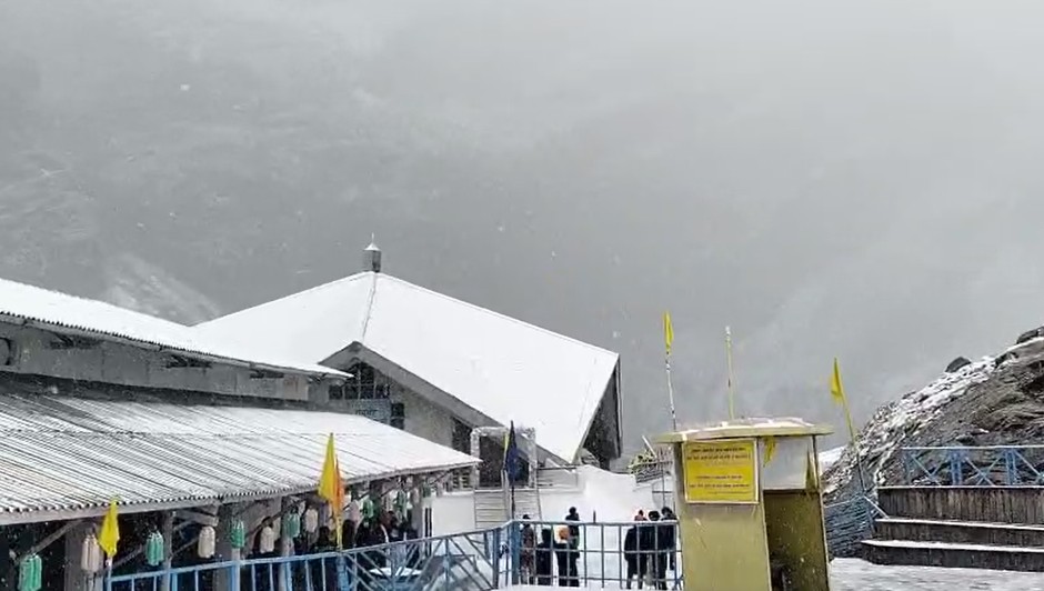 उत्तराखंड में बर्फबारी से खिले पर्यटकों के चेहरे, केदारनाथ में बढ़ी ठिठुरन, बाबा के भक्तों से खास अपील