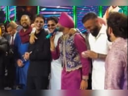 अभिषेक शर्मा ने बहन कोमल शर्मा की शगुन सेरेमनी में गुरु युवराज सिंह के साथ 'भांगड़ा' कर मचाई धूम अभिषेक शर्मा ने बहन कोमल शर्मा की शगुन सेरेमनी में गुरु युवराज सिंह के साथ 'भांगड़ा' कर मचाई धूम