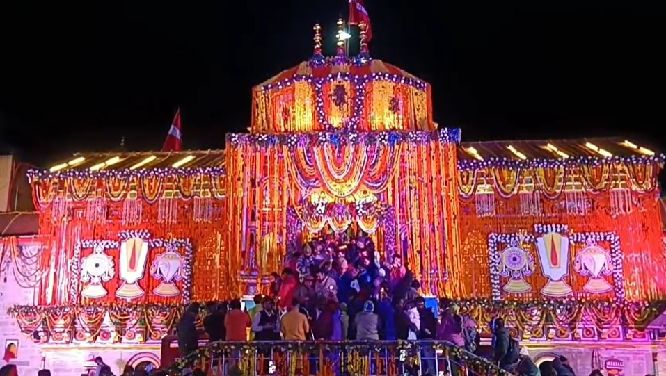 बदरीनाथ-केदारनाथ में भव्य दिवाली, पहली बार 12 हजार दीपों की जगमग, 12 क्विंटल फूलों से सजे मंदिर