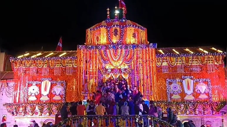 बदरीनाथ-केदारनाथ में भव्य दिवाली, पहली बार 12 हजार दीपों की जगमग, 12 क्विंटल फूलों से सजे मंदिर बदरीनाथ-केदारनाथ में भव्य दिवाली, पहली बार 12 हजार दीपों की जगमग, 12 क्विंटल फूलों से सजे मंदिर