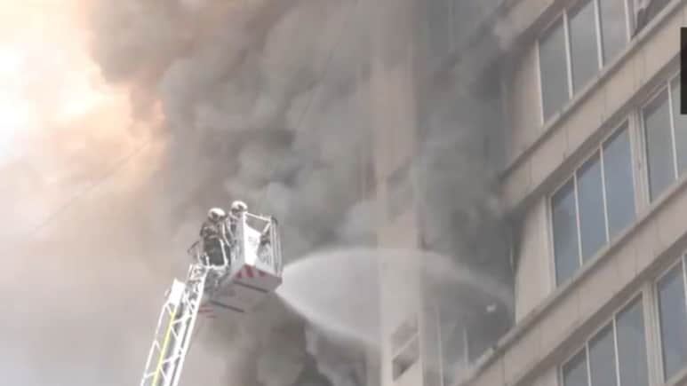 Jogeshwari Fire: जोगेश्वरीत भीषण अग्नितांडव! 4 मजले आगीच्या विळख्यात, बचावकार्य सुरु.. पाहा VIDEO Jogeshwari Fire: जोगेश्वरीत भीषण अग्नितांडव! 4 मजले आगीच्या विळख्यात, बचावकार्य सुरु.. पाहा VIDEO