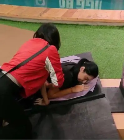 Bigg Boss 19: तान्या ने किया अमाल की फोटो पर किस, नीलम-शहबाज को हुई हैरानी, सोशल मीडिया पर भड़के लोग
