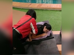 Bigg Boss 19: तान्या ने किया अमाल की फोटो पर किस, नीलम-शहबाज को हुई हैरानी, सोशल मीडिया पर भड़के लोग Bigg Boss 19: तान्या ने किया अमाल की फोटो पर किस, नीलम-शहबाज को हुई हैरानी, सोशल मीडिया पर भड़के लोग