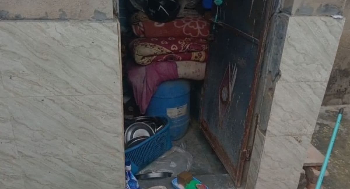 हंगामे के दौरा घर का सारा सामान बिखर गया.  हंगामे के दौरा घर का सारा सामान बिखर गया.