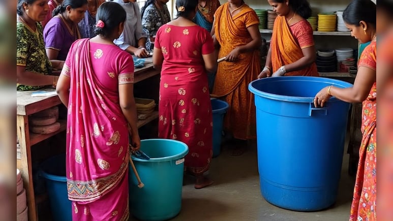 स्टोर रूम में रखा था नीला ड्रम, सफाई करने को खिसकाया तो मंजर देख महिलाओं की निकली चीख स्टोर रूम में रखा था नीला ड्रम, सफाई करने को खिसकाया तो मंजर देख महिलाओं की निकली चीख
