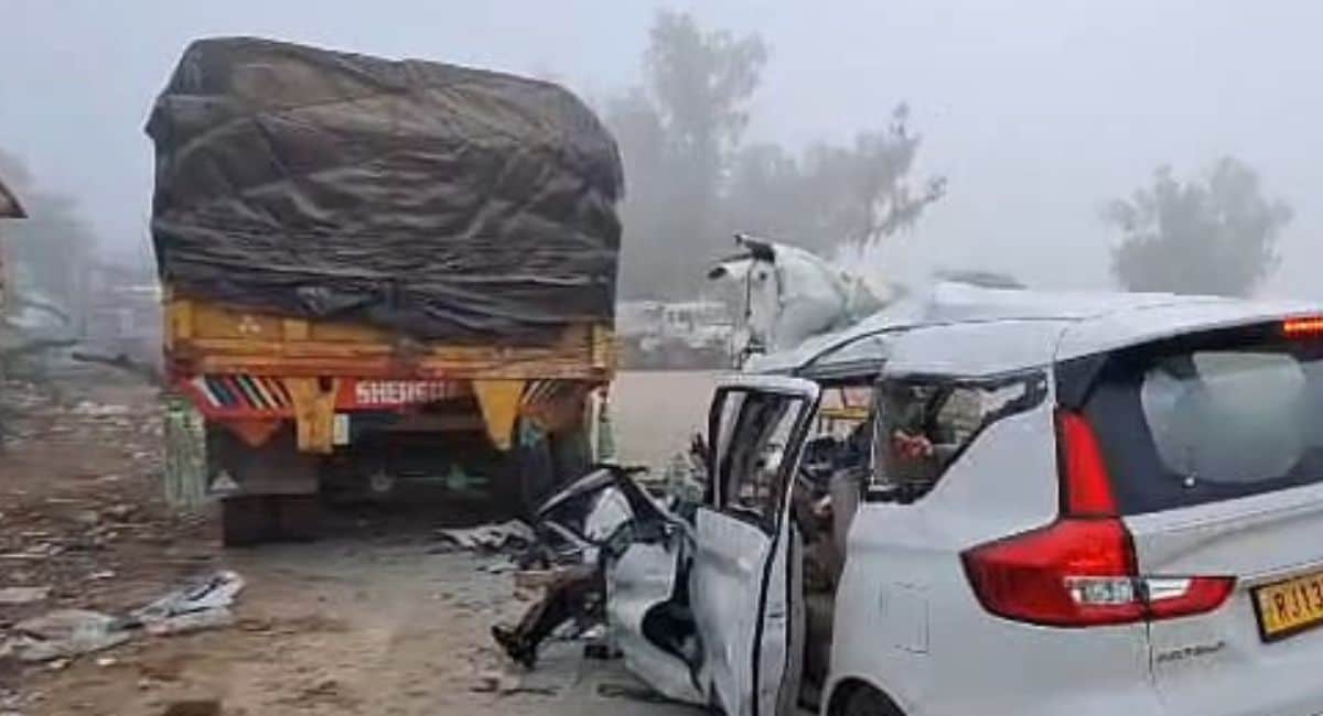 हादसे में अर्टिगा कार ट्रक के पीछे घुस गई. हादसे में अर्टिगा कार ट्रक के पीछे घुस गई.