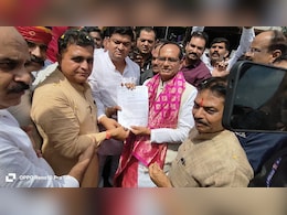 केंद्रीय कृषि मंत्री का विरोध करने पहुंचे कांग्रेसी, शिवराज बोले- मैं तो सभी का मामा हूं,  तो थमा दिया गुलाब का फूल केंद्रीय कृषि मंत्री का विरोध करने पहुंचे कांग्रेसी, शिवराज बोले- मैं तो सभी का मामा हूं,  तो थमा दिया गुलाब का फूल