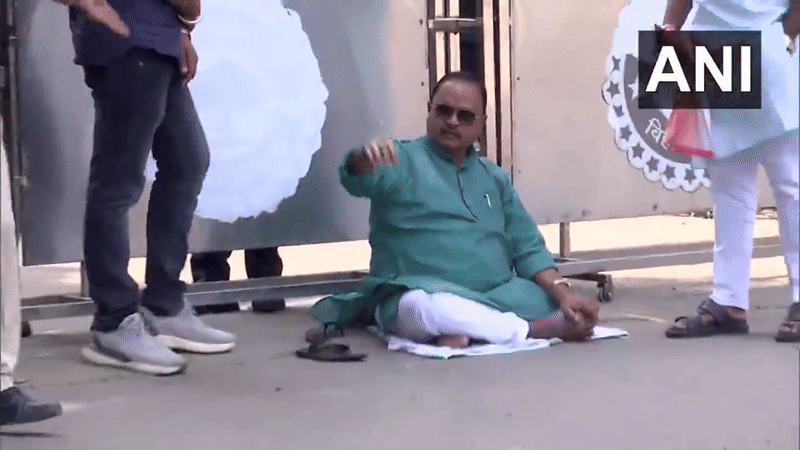 नीतीश कुमार के 'खास' विधायक सीएम आवास के बाहर क्यों धरने पर बैठे?