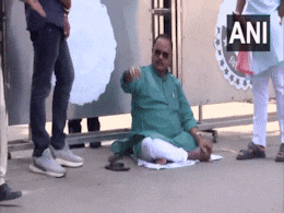 नीतीश कुमार के 'खास' विधायक सीएम आवास के बाहर क्यों धरने पर बैठे? नीतीश कुमार के 'खास' विधायक सीएम आवास के बाहर क्यों धरने पर बैठे?