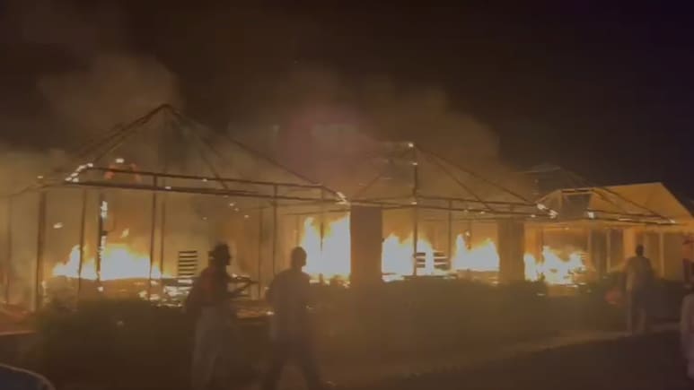 जैसलमेर के रिसोर्ट में लगी भयानक आग, तीन टेंट जलकर खाक; लाखों का नुकसान जैसलमेर के रिसोर्ट में लगी भयानक आग, तीन टेंट जलकर खाक; लाखों का नुकसान