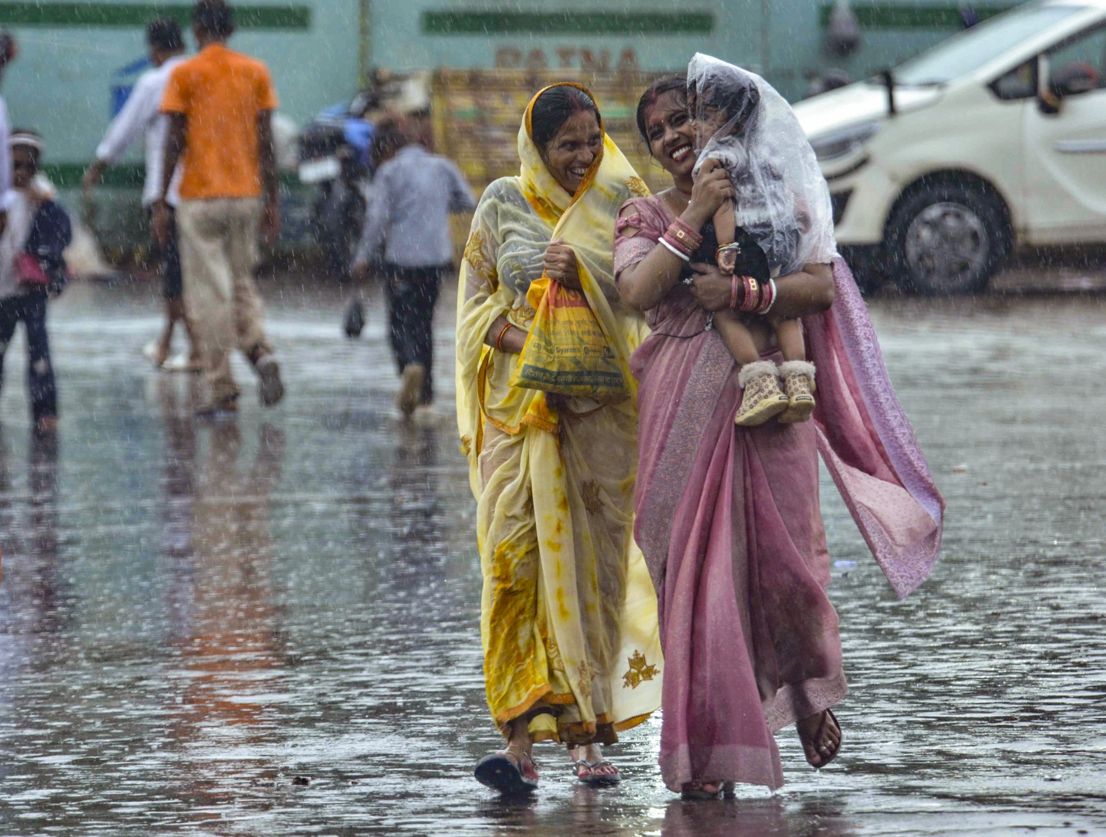 बिहार में बारिश का कहर... आसमानी आफत से दर्जनों गांव जलमग्न, बिजली गुल, इंटरनेट भी बंद