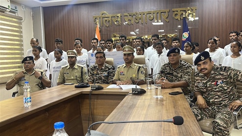सुकमा में खत्म हुआ ‘लाल आतंक’ का एक और अध्याय,  50 लाख के इनामी समेत 27 नक्सलियों ने किया सरेंडर