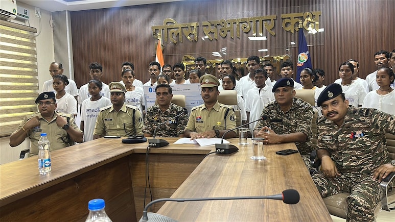 सुकमा में खत्म हुआ ‘लाल आतंक’ का एक और अध्याय, 50 लाख के इनामी समेत 27 नक्सलियों ने किया सरेंडर सुकमा में खत्म हुआ ‘लाल आतंक’ का एक और अध्याय, 50 लाख के इनामी समेत 27 नक्सलियों ने किया सरेंडर