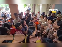 Kalyan News: कल्याणच्या दावडीत पाणी टंचाई! अधिकाऱ्यांना कोंडले, हंडा कळशी नाद केला, अखेर नागरिकांनी...