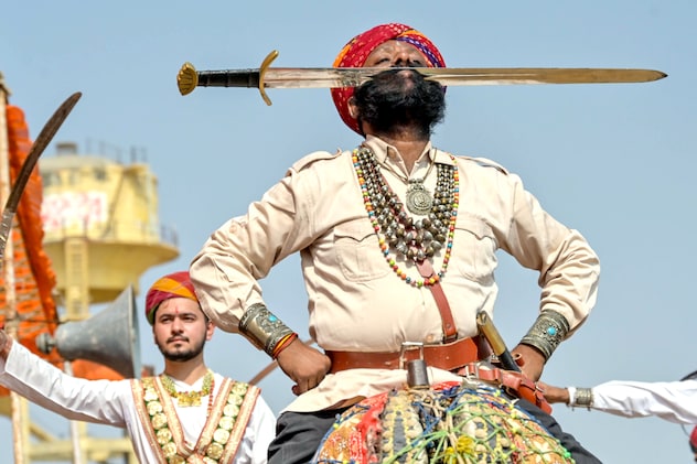 वार्षिक पुष्कर ऊंट मेले के दौरान एक कलाकार करतब दिखाता हुआ. (फाइल फोटो) वार्षिक पुष्कर ऊंट मेले के दौरान एक कलाकार करतब दिखाता हुआ. (फाइल फोटो)