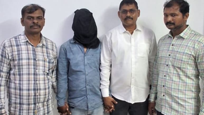 Navi Mumbai: नवी मुंबईत दिवाळीत ड्रग्जचा 'खेळ'! 15 लाख 83 हजाराचा साठा जप्त, गोवंडीचा 'राजन' पोलिसांच्या हाती Navi Mumbai: नवी मुंबईत दिवाळीत ड्रग्जचा 'खेळ'! 15 लाख 83 हजाराचा साठा जप्त, गोवंडीचा 'राजन' पोलिसांच्या हाती