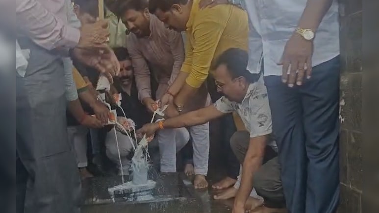 पुणे के शनिवार वाड़ा नमाज विवाद में अब शिवसेना उद्धव ठाकरे गुट की एंट्री, BJP पर लगाए ये आरोप पुणे के शनिवार वाड़ा नमाज विवाद में अब शिवसेना उद्धव ठाकरे गुट की एंट्री, BJP पर लगाए ये आरोप
