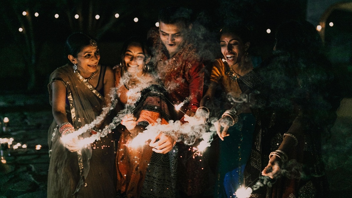 Diwali 2025: दिवाली पर बिना पटाखे फोड़े AI की मदद से बनाएं क्रैकर्स जलाते हुए फोटो