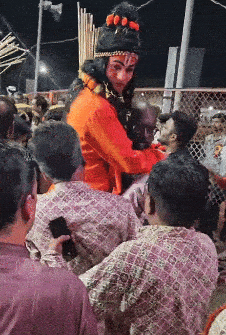 रामजी को गोद में ले जाते आयोजक रामजी को गोद में ले जाते आयोजक