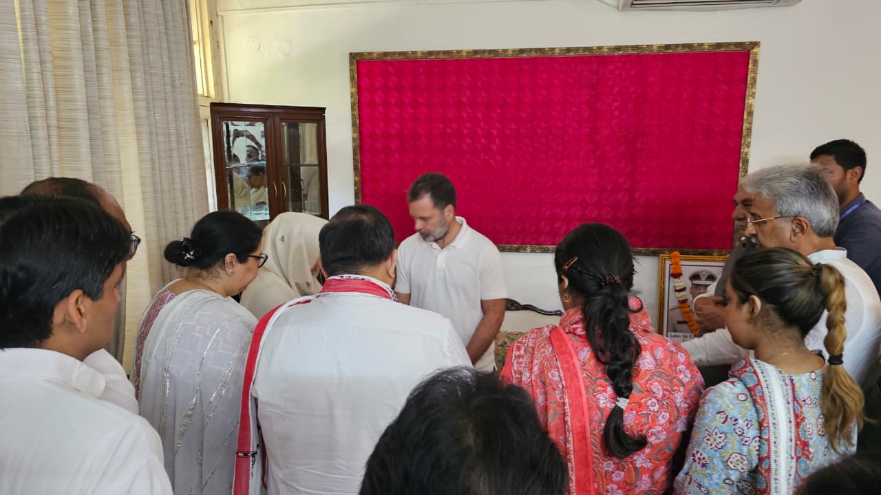 राहुल गांधी चंडीगढ़ में दिवंगत IPS पूरन कुमार के घर पहुंचे, पीड़ित परिवार से की मुलाकात