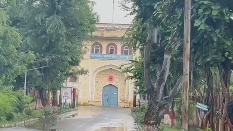 Rajasthan: जयपुर सेंट्रल जेल की सुरक्षा में लगी सेंध, मोबाइल-सिम के बाद मिले 2 संदिग्ध पार्सल; जेल प्रशासन की उड़ी नींद Rajasthan: जयपुर सेंट्रल जेल की सुरक्षा में लगी सेंध, मोबाइल-सिम के बाद मिले 2 संदिग्ध पार्सल; जेल प्रशासन की उड़ी नींद