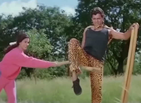 एक्ट्रेस को इम्प्रेस करने के लिए मिथुन ने पहले घुटने, फिर कलाई और फिर माथे पर खाए डंडे, देखें आखिरी में क्या हुआ हाल