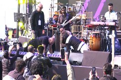 Rahul Shaw, Qazi Touqeer Share Fun Push-Up Moment At NDTV Good Times Concert Rahul Shaw, Qazi Touqeer Share Fun Push-Up Moment At NDTV Good Times Concert
