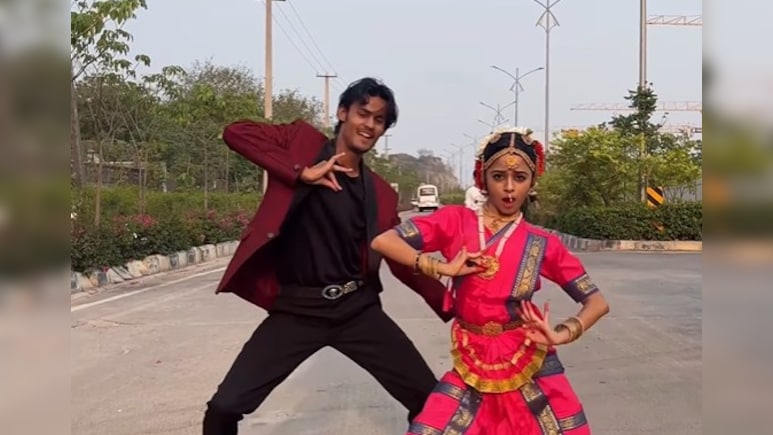 बीच सड़क पर बच्ची ने किया 29 साल पुराने गाने पर ऐसा डांस, वीडियो को बार बार देख रहे लोग, 2.4 मिलियन मिले लाइक बीच सड़क पर बच्ची ने किया 29 साल पुराने गाने पर ऐसा डांस, वीडियो को बार बार देख रहे लोग, 2.4 मिलियन मिले लाइक