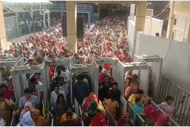 खाटूश्यामजी मंदिर में भक्तों की भारी भीड़ है. खाटूश्यामजी मंदिर में भक्तों की भारी भीड़ है.