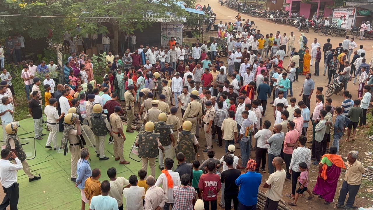 पुलिस ने गांव में क्राइम सीन का रिक्रिएशन किया। पुलिस ने गांव में क्राइम सीन का रिक्रिएशन किया।