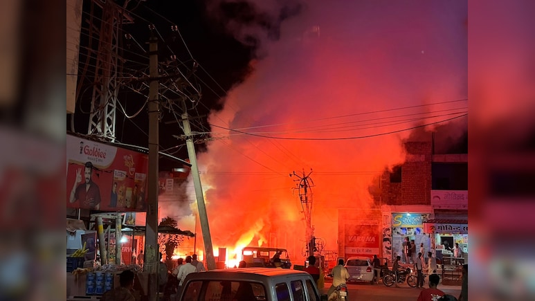 पोकरण में जोधपुर रोड पर रेस्टोरेंट में लगी भीषण आग, दूर-दूर तक सुनाई दे रही धमाकों की आवाज़ पोकरण में जोधपुर रोड पर रेस्टोरेंट में लगी भीषण आग, दूर-दूर तक सुनाई दे रही धमाकों की आवाज़
