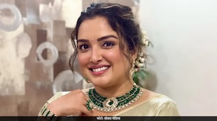 फ्लाइट हुई लेट तो आम्रपाली दुबे ने उठाया मौके का फायदा, प्लेन में ही बना डाली ऐसी रील