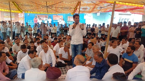ब‍िजनेसमैन की हत्‍या के बाद धरने पर बैठे परिजन, रोह‍ित गोदारा के गुर्गों के एनकांउटर की मांग पर अड़े