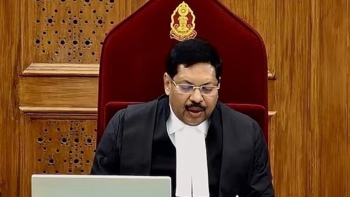 CJI बीआर गवई की कोर्ट में वकील ने किया हंगामा, जूता फेंकने की कोशिश