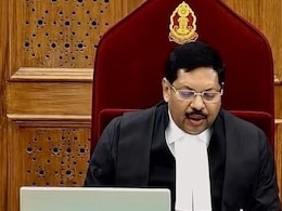 CJI बीआर गवई की कोर्ट में वकील ने किया हंगामा, जूता फेंकने की कोशिश CJI बीआर गवई की कोर्ट में वकील ने किया हंगामा, जूता फेंकने की कोशिश