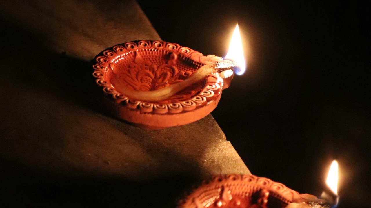 Which diya decorations are trending this year for Diwali 2025