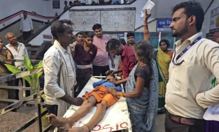 मासूम स्ट्रेचर पर तड़पता रहा, दादी ड्रिप पकड़े खड़ी रहीं... MP के अस्पताल की बदइंतजामी ने छीन ली जिंदगी