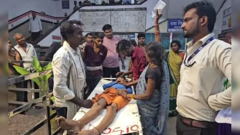 मासूम स्ट्रेचर पर तड़पता रहा, दादी ड्रिप पकड़े खड़ी रहीं... MP के अस्पताल की बदइंतजामी ने छीन ली जिंदगी मासूम स्ट्रेचर पर तड़पता रहा, दादी ड्रिप पकड़े खड़ी रहीं... MP के अस्पताल की बदइंतजामी ने छीन ली जिंदगी