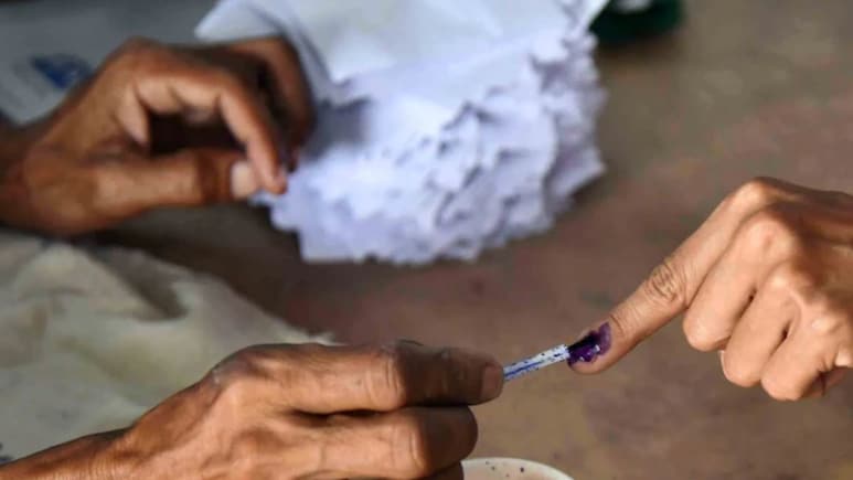 Bihar Election: पोलिंग बूथवर फक्त 1200 मतदार; मोबाईल नेता येणार, बिहार निवडणुकीत पहिल्यांदाच 10 ऐतिहासिक बदल Bihar Election: पोलिंग बूथवर फक्त 1200 मतदार; मोबाईल नेता येणार, बिहार निवडणुकीत पहिल्यांदाच 10 ऐतिहासिक बदल