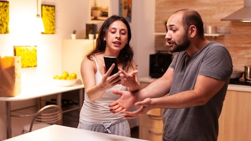 Relationship Tips: गुस्से में पत्नी भूलकर भी पति को न बोलें ये 5 बातें, शादीशुदा जिंदगी में आ जाएंगी दूरियां!