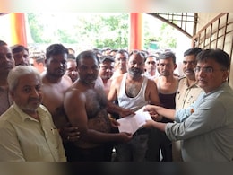 अर्धनग्न होकर सड़क पर उतरे 'अन्नदाता'! बोले- मांगें पूरी होने तक नहीं पहनेंगे शर्ट-चप्पल अर्धनग्न होकर सड़क पर उतरे 'अन्नदाता'! बोले- मांगें पूरी होने तक नहीं पहनेंगे शर्ट-चप्पल