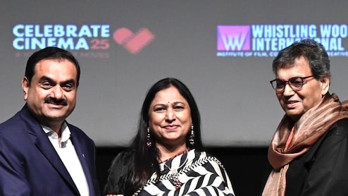 'किसी की मुस्कुराहटों पे हो निसार...', गौतम अदाणी ने छात्रों को दिखाया गीत में दर्शन, यूं किया मोटिवेट 